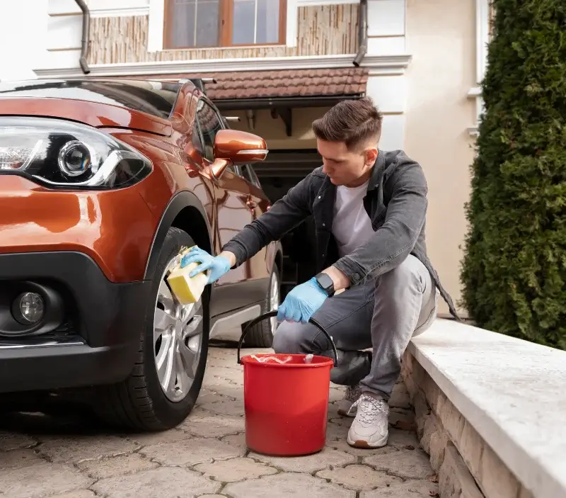 Lavage auto à domicile La Tour-d'Auvergne : professionnel intervenant sur un véhicule